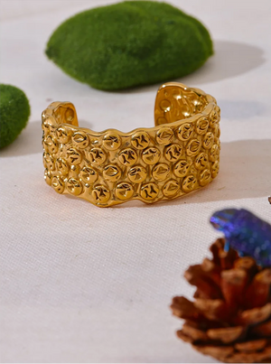 Maïra – Statementarmband i texturerad design