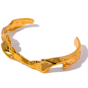 Solira – Skulpturalt Cuff-armband i Guld