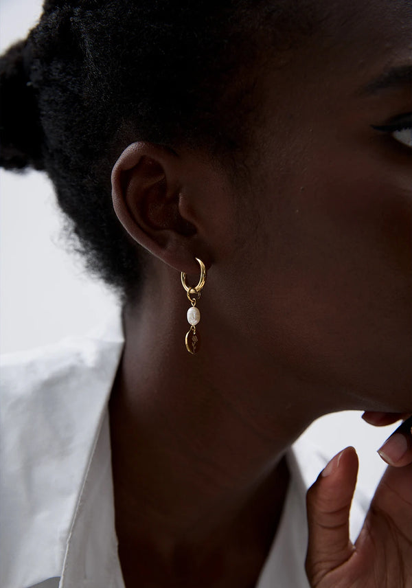 Lia – Pärlörhängen med symbolisk detalj
