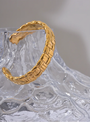 Myra – Skulpterad cuff i guldfinish