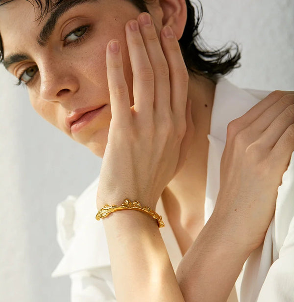 Solira – Skulpturalt Cuff-armband i Guld