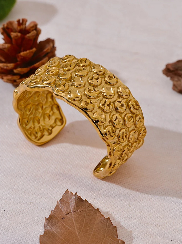 Maïra – Statementarmband i texturerad design