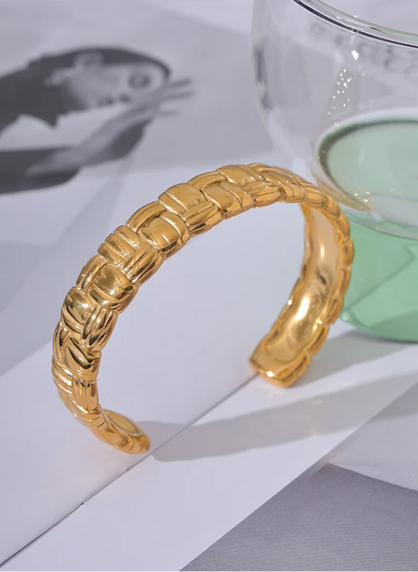 Myra – Skulpterad cuff i guldfinish