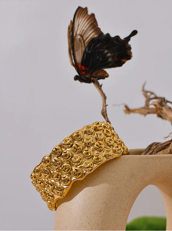 Maïra – Statementarmband i texturerad design