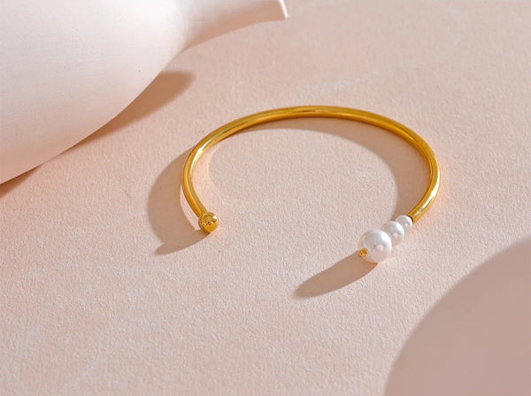 Maelis – Öppen armring med pärldetalj