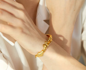 Solira – Skulpturalt Cuff-armband i Guld