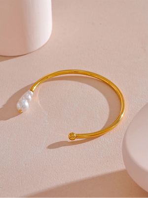Maelis – Öppen armring med pärldetalj