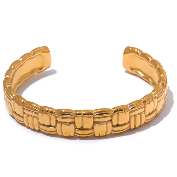 Myra – Skulpterad cuff i guldfinish