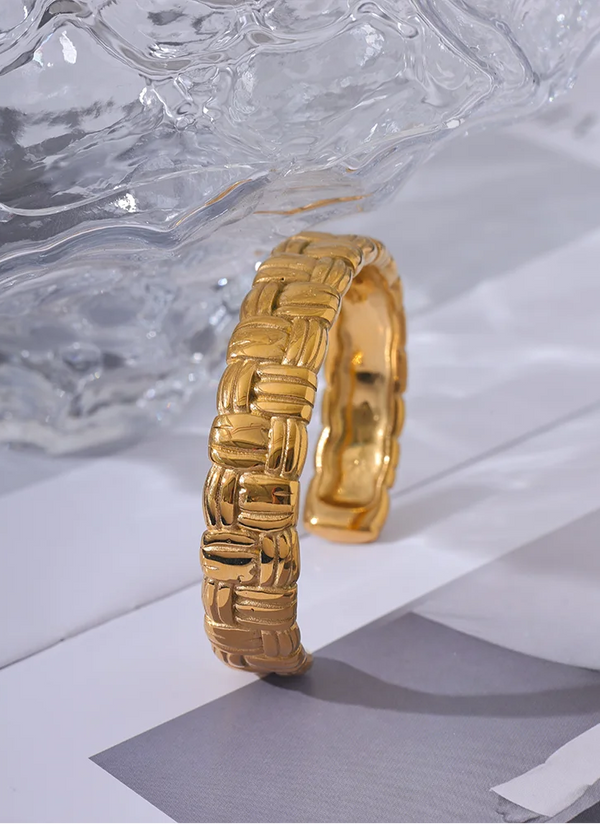 Myra – Skulpterad cuff i guldfinish