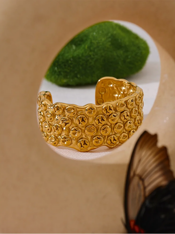 Maïra – Statementarmband i texturerad design