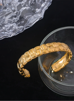 Myra – Skulpterad cuff i guldfinish