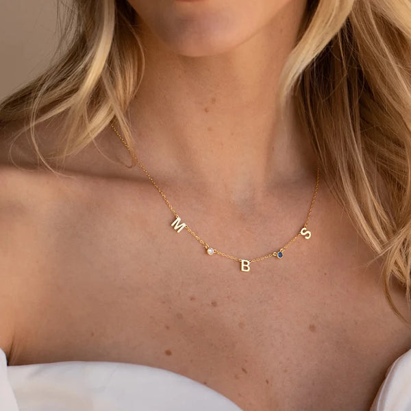 Lunaria – Halsband med initialer & färgade stenar