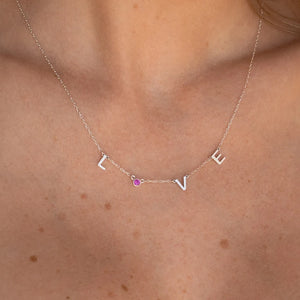 Lunaria – Halsband med initialer & färgade stenar