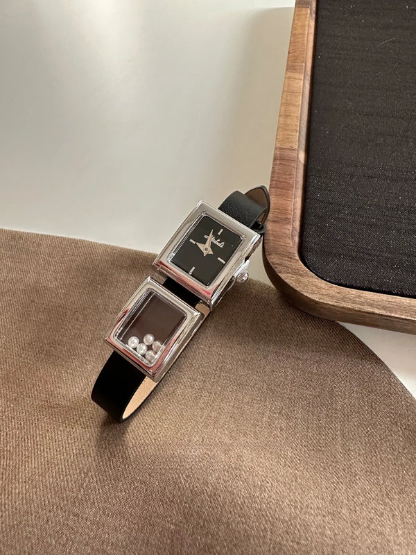 Pearla 21 – Elegant damklocka med pärldetaljer