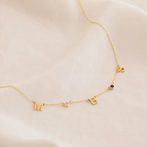 Lunaria – Halsband med initialer & färgade stenar