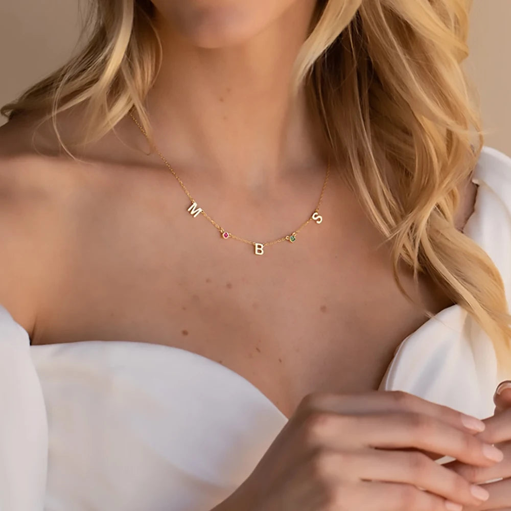 Lunaria – Halsband med initialer & färgade stenar