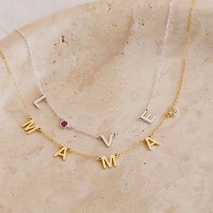 Lunaria – Halsband med initialer & färgade stenar