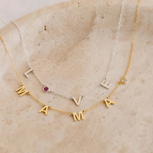 Lunaria – Halsband med initialer & färgade stenar