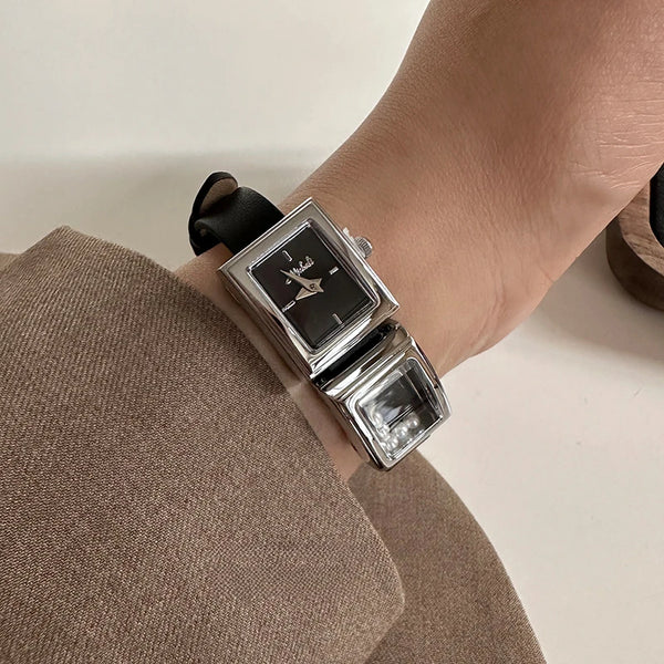 Pearla 21 – Elegant damklocka med pärldetaljer